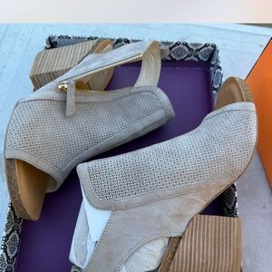 Isola Gray Heeled Boots with Modern Design